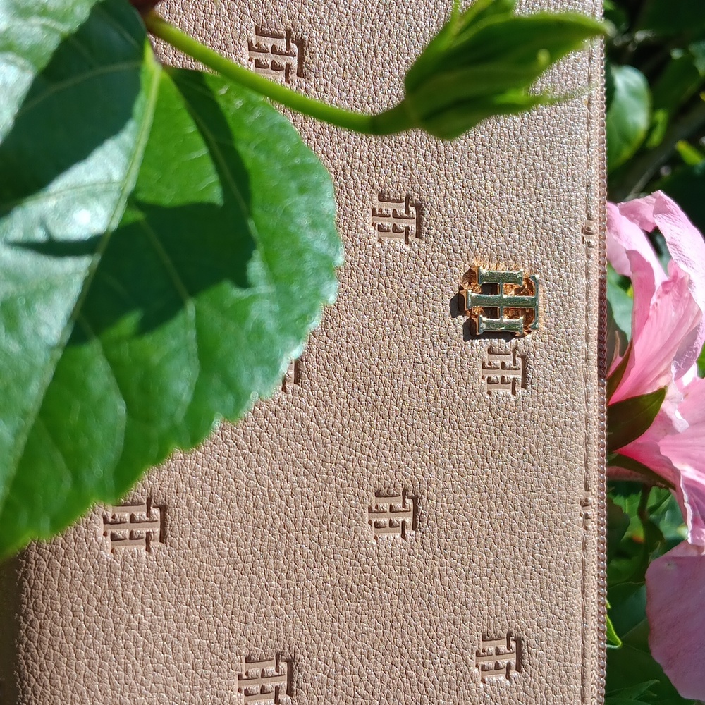 NWT.Tommy Hilfiger Tan Embossed Zip-Around Wallet - Picture 8 of 8
